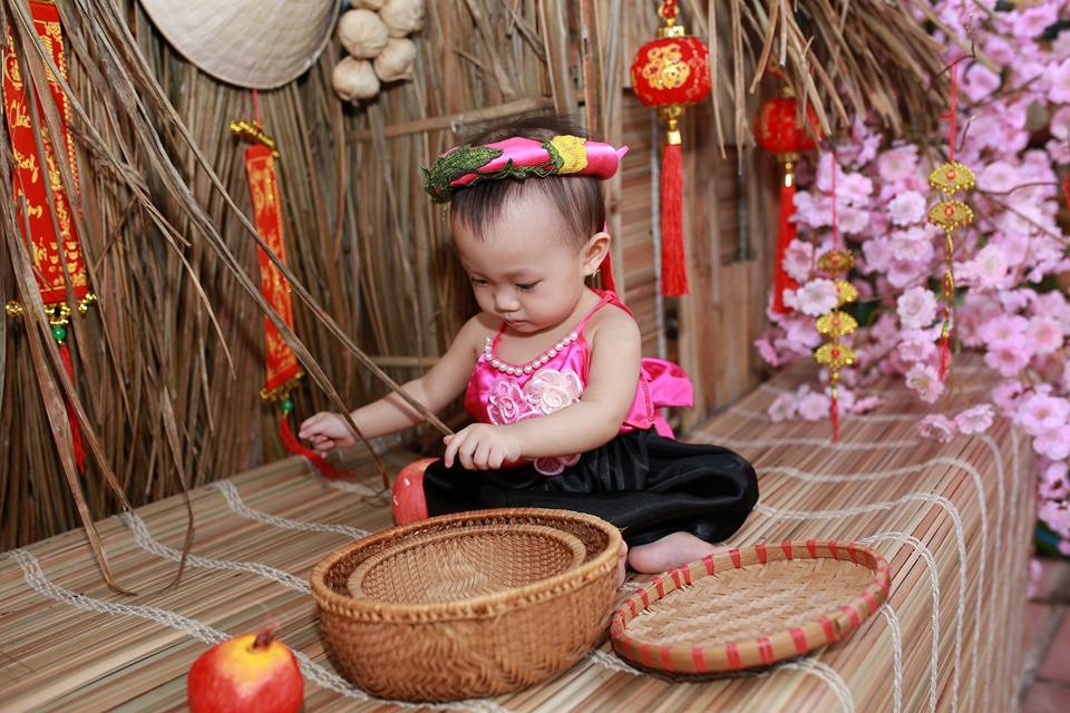 chup anh voi ao ba ba ben ganh rau be gai dang yeu bi tuong nham la chu nong dan