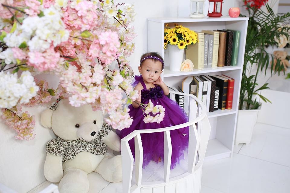 chup anh voi ao ba ba ben ganh rau be gai dang yeu bi tuong nham la chu nong dan