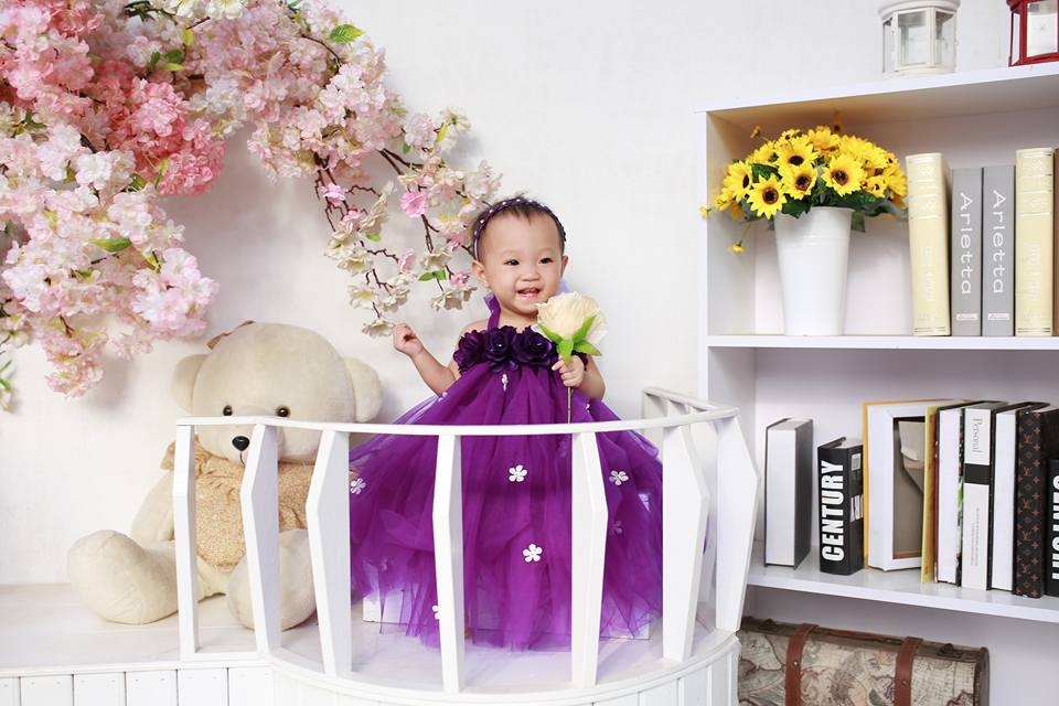 chup anh voi ao ba ba ben ganh rau be gai dang yeu bi tuong nham la chu nong dan