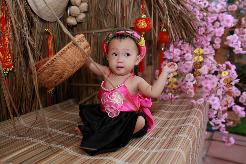 chup anh voi ao ba ba ben ganh rau be gai dang yeu bi tuong nham la chu nong dan