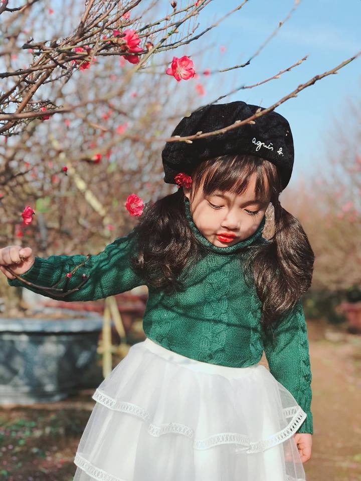 tet dang den rat gan voi bo anh vuon dao qua doi xinh dep cua em be 4 tuoi