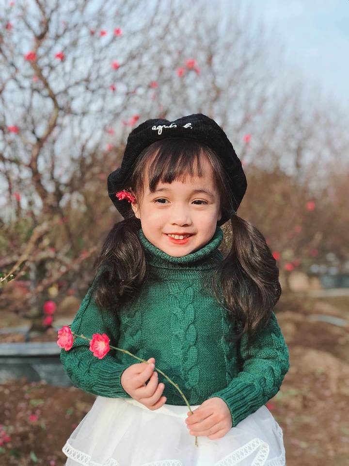 tet dang den rat gan voi bo anh vuon dao qua doi xinh dep cua em be 4 tuoi