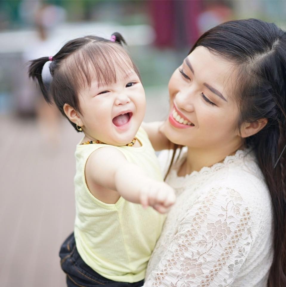 Clip 'mặc được bộ quần áo cho con cũng hết cả hơi' của ông bố trẻ khiến mọi người vừa buồn cười vừa đồng cảm clip mac duoc bo quan ao cho con cung het ca hoi cua ong bo tre khien moi nguoi vua buon cuoi vua dong cam