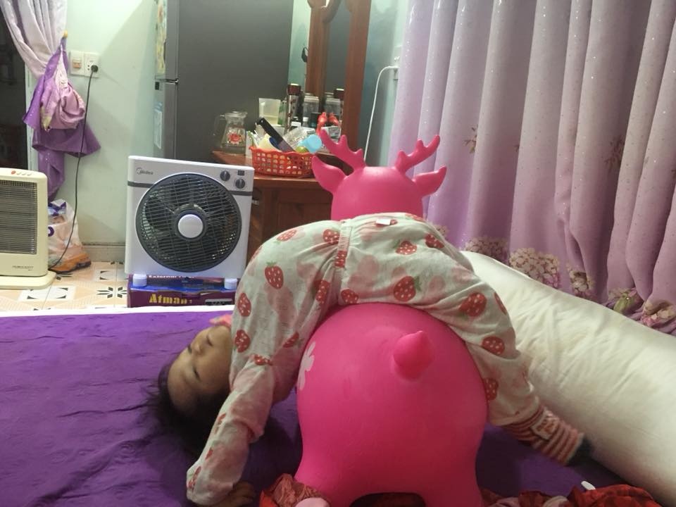 Clip 'mặc được bộ quần áo cho con cũng hết cả hơi' của ông bố trẻ khiến mọi người vừa buồn cười vừa đồng cảm clip mac duoc bo quan ao cho con cung het ca hoi cua ong bo tre khien moi nguoi vua buon cuoi vua dong cam
