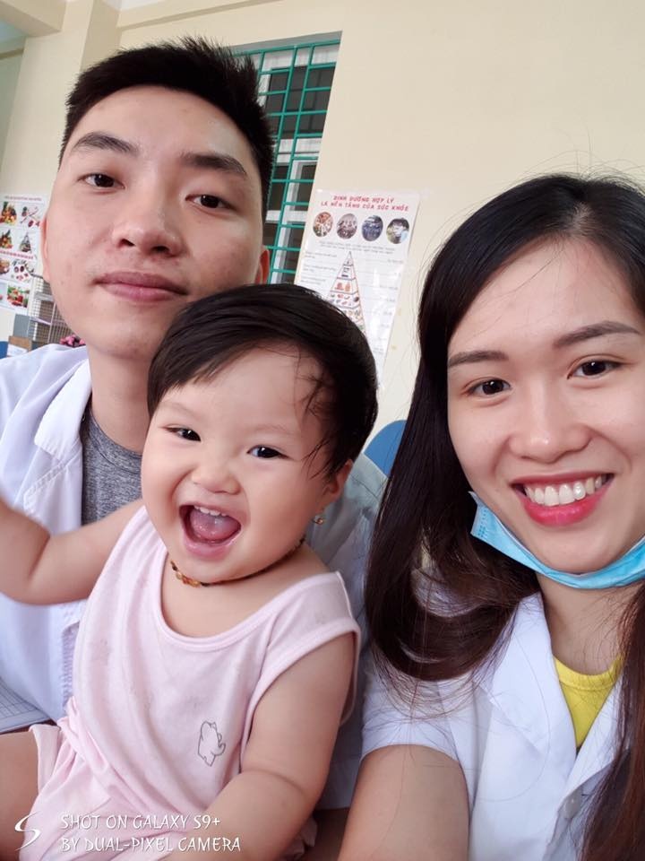 Clip 'mặc được bộ quần áo cho con cũng hết cả hơi' của ông bố trẻ khiến mọi người vừa buồn cười vừa đồng cảm clip mac duoc bo quan ao cho con cung het ca hoi cua ong bo tre khien moi nguoi vua buon cuoi vua dong cam