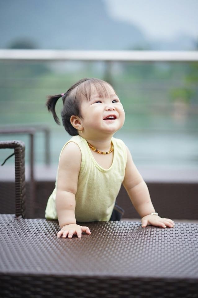 Clip 'mặc được bộ quần áo cho con cũng hết cả hơi' của ông bố trẻ khiến mọi người vừa buồn cười vừa đồng cảm clip mac duoc bo quan ao cho con cung het ca hoi cua ong bo tre khien moi nguoi vua buon cuoi vua dong cam