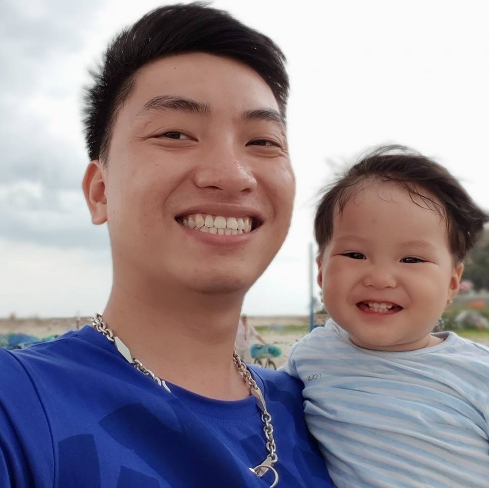 Clip 'mặc được bộ quần áo cho con cũng hết cả hơi' của ông bố trẻ khiến mọi người vừa buồn cười vừa đồng cảm clip mac duoc bo quan ao cho con cung het ca hoi cua ong bo tre khien moi nguoi vua buon cuoi vua dong cam