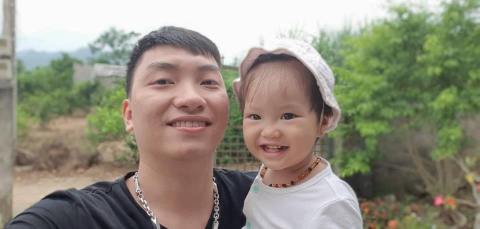 Clip 'mặc được bộ quần áo cho con cũng hết cả hơi' của ông bố trẻ khiến mọi người vừa buồn cười vừa đồng cảm clip mac duoc bo quan ao cho con cung het ca hoi cua ong bo tre khien moi nguoi vua buon cuoi vua dong cam