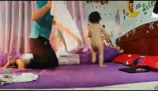 Clip 'mặc được bộ quần áo cho con cũng hết cả hơi' của ông bố trẻ khiến mọi người vừa buồn cười vừa đồng cảm clip mac duoc bo quan ao cho con cung het ca hoi cua ong bo tre khien moi nguoi vua buon cuoi vua dong cam