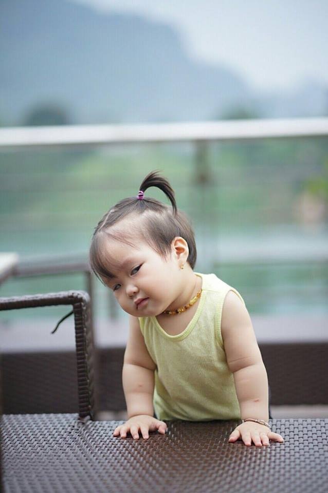 Clip 'mặc được bộ quần áo cho con cũng hết cả hơi' của ông bố trẻ khiến mọi người vừa buồn cười vừa đồng cảm clip mac duoc bo quan ao cho con cung het ca hoi cua ong bo tre khien moi nguoi vua buon cuoi vua dong cam