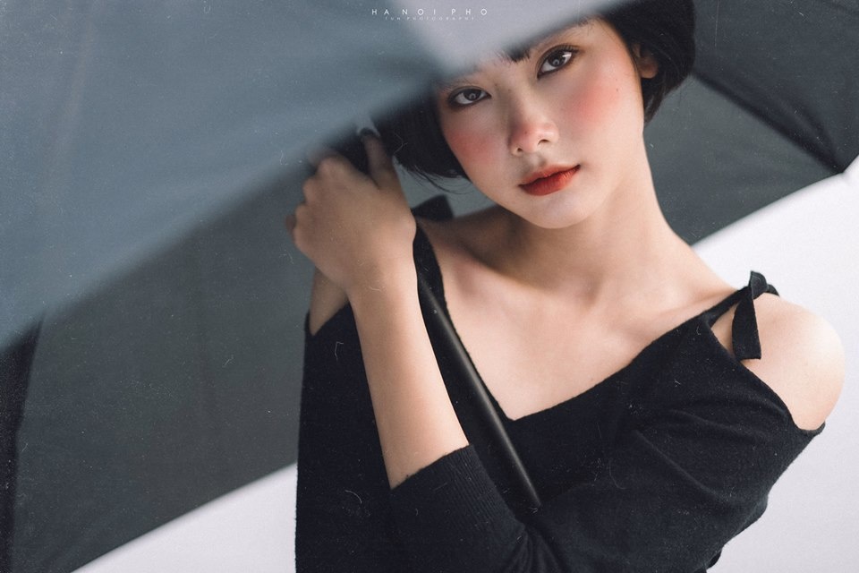 danh tinh co gai bong dung duoc dan mang rao riet tim thong tin sau bo anh dep xuat than