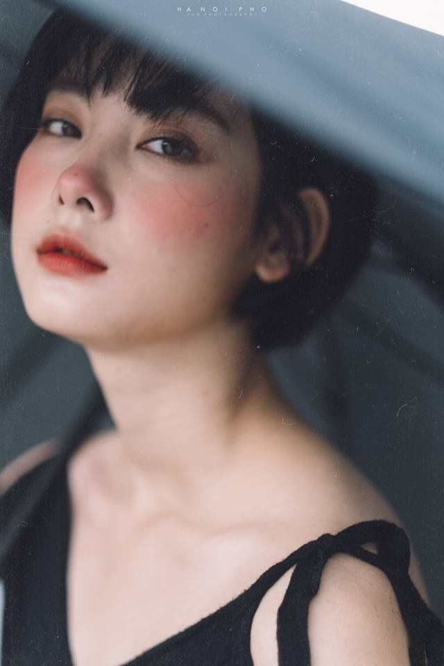danh tinh co gai bong dung duoc dan mang rao riet tim thong tin sau bo anh dep xuat than