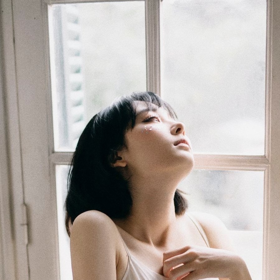 danh tinh co gai bong dung duoc dan mang rao riet tim thong tin sau bo anh dep xuat than