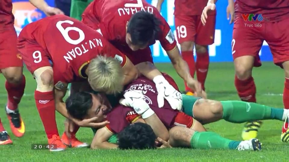 Việt Nam vào tứ kết Asian Cup và đây là khoảnh khắc tuyệt vời khiến hàng triệu con tim vỡ òa viet nam vao tu ket asian cup va day la khoanh khac tuyet voi khien hang trieu con tim vo oa