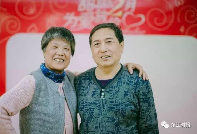 vo nam tay dua chong 72 tuoi di phau thuat chuyen gioi