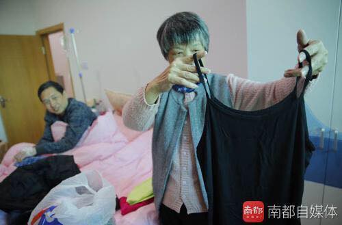 vo nam tay dua chong 72 tuoi di phau thuat chuyen gioi