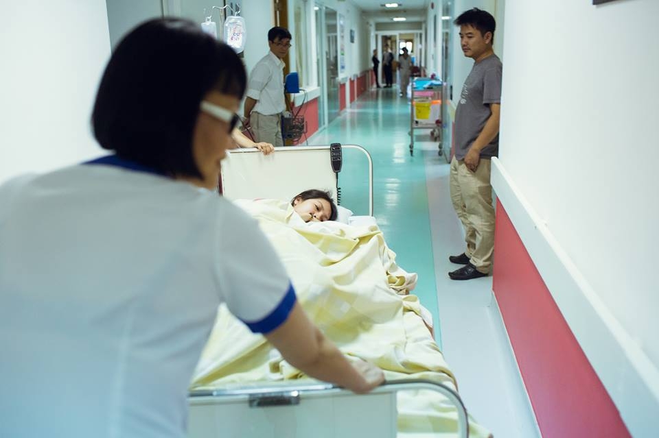 Hài hước chuyện đi đẻ: Vợ sinh nhanh quá, chồng không về kịp hai huoc chuyen di de vo sinh nhanh qua chong khong ve kip