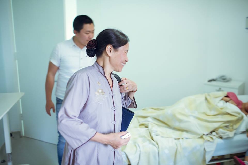 Hài hước chuyện đi đẻ: Vợ sinh nhanh quá, chồng không về kịp hai huoc chuyen di de vo sinh nhanh qua chong khong ve kip