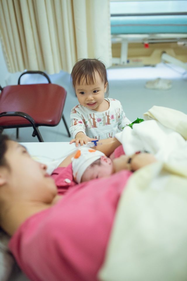 Hài hước chuyện đi đẻ: Vợ sinh nhanh quá, chồng không về kịp hai huoc chuyen di de vo sinh nhanh qua chong khong ve kip