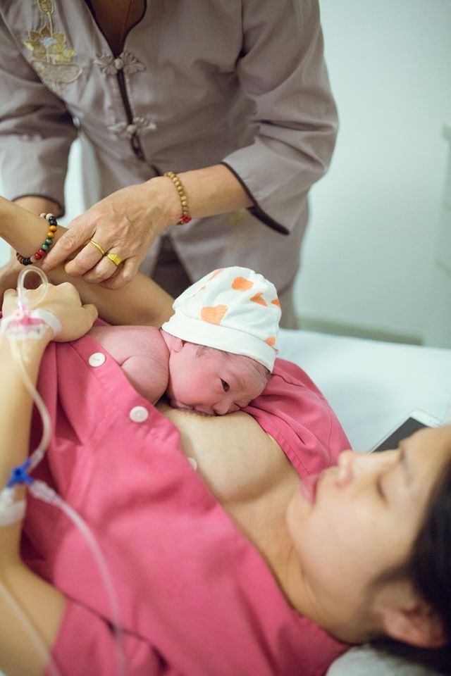 Hài hước chuyện đi đẻ: Vợ sinh nhanh quá, chồng không về kịp hai huoc chuyen di de vo sinh nhanh qua chong khong ve kip