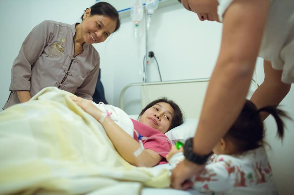 Hài hước chuyện đi đẻ: Vợ sinh nhanh quá, chồng không về kịp hai huoc chuyen di de vo sinh nhanh qua chong khong ve kip