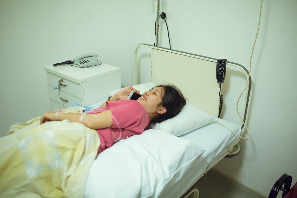 Hài hước chuyện đi đẻ: Vợ sinh nhanh quá, chồng không về kịp hai huoc chuyen di de vo sinh nhanh qua chong khong ve kip