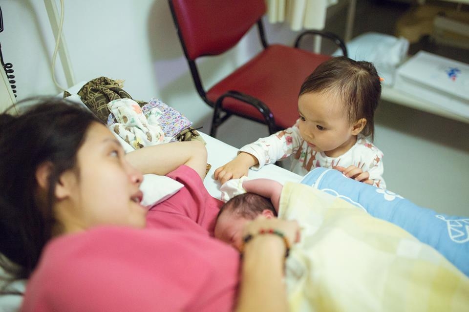 Hài hước chuyện đi đẻ: Vợ sinh nhanh quá, chồng không về kịp hai huoc chuyen di de vo sinh nhanh qua chong khong ve kip