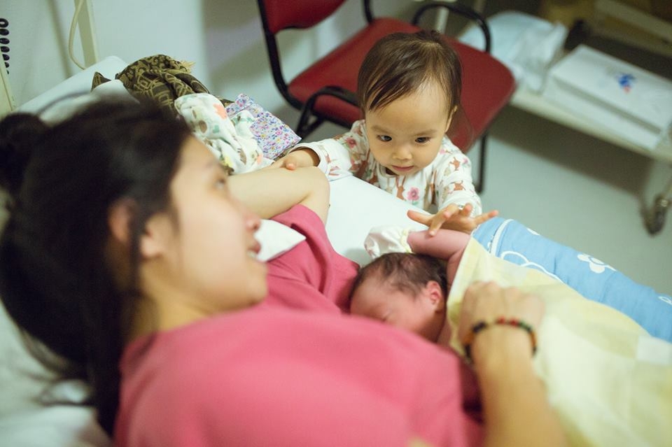 Hài hước chuyện đi đẻ: Vợ sinh nhanh quá, chồng không về kịp hai huoc chuyen di de vo sinh nhanh qua chong khong ve kip
