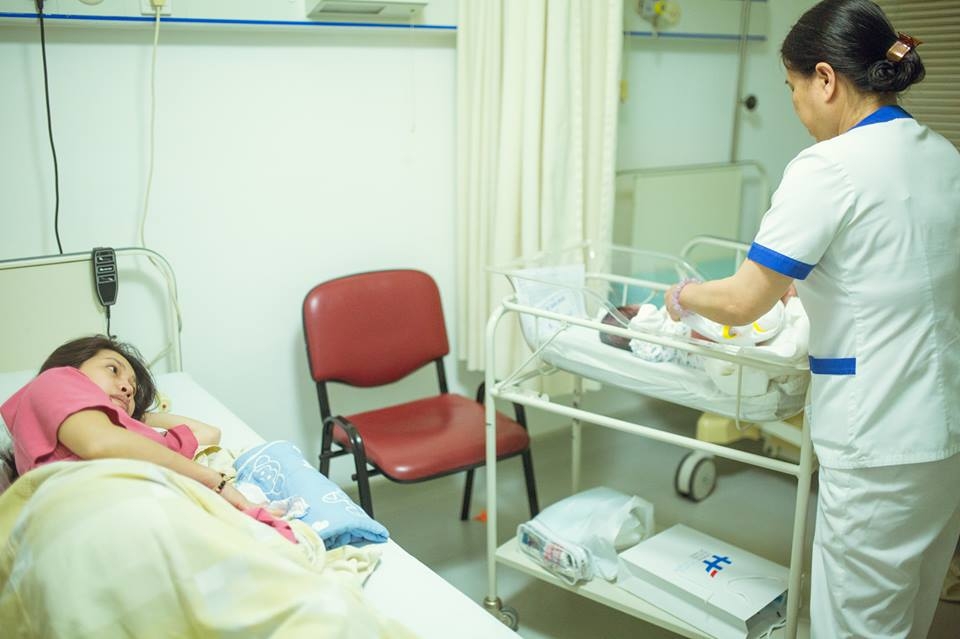 hai huoc chuyen di de vo sinh nhanh qua chong khong ve kip