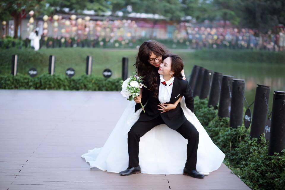Bộ ảnh cưới chú rể 'hot girl' - cô dâu 'boy ngầu' gây sốt cư dân mạng bo anh cuoi chu re hot girl co dau boy ngau gay sot cu dan mang