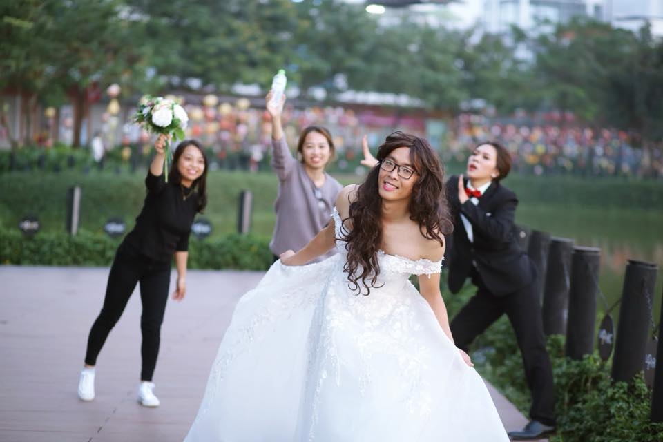 Bộ ảnh cưới chú rể 'hot girl' - cô dâu 'boy ngầu' gây sốt cư dân mạng bo anh cuoi chu re hot girl co dau boy ngau gay sot cu dan mang