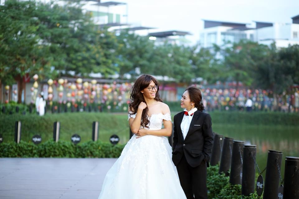 Bộ ảnh cưới chú rể 'hot girl' - cô dâu 'boy ngầu' gây sốt cư dân mạng bo anh cuoi chu re hot girl co dau boy ngau gay sot cu dan mang