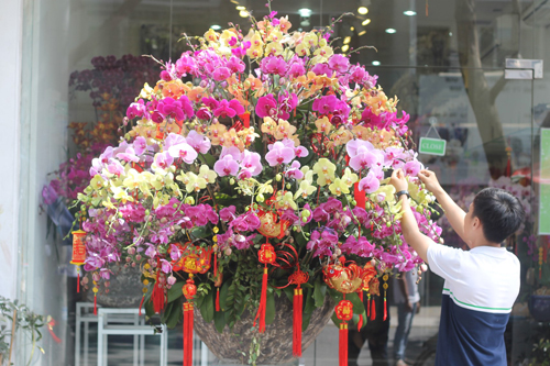 nhung binh hoa tet dat ngang xe may xin