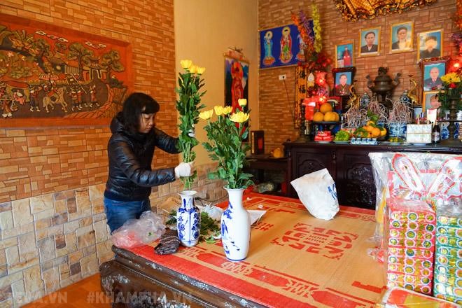 Theo chân một gia đình làm lễ cúng ông Công ông Táo đơn giản mà đầm ấm theo chan mot gia dinh lam le cung ong cong ong tao don gian ma dam am