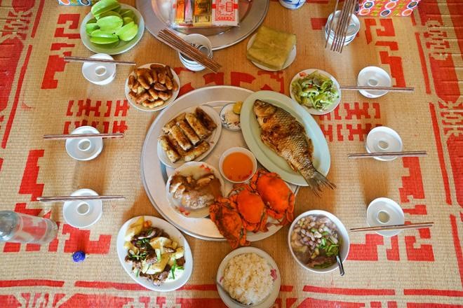 Theo chân một gia đình làm lễ cúng ông Công ông Táo đơn giản mà đầm ấm theo chan mot gia dinh lam le cung ong cong ong tao don gian ma dam am