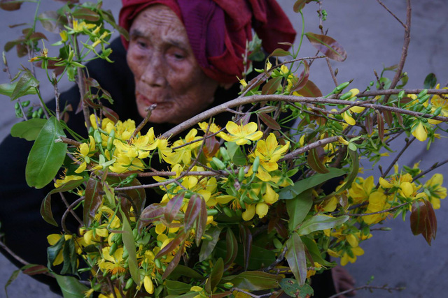 an tet nha chong bui ngui nho tet met ma vui cua me