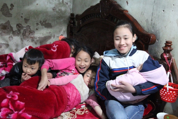 cap vo chong 29 tuoi sinh son son 8 dua con gia dinh toi chua bao gio mua canh dao cay quat don tet