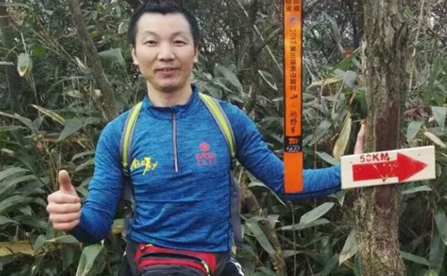 nguoi dan ong chay bo hon 200 km ve que an tet