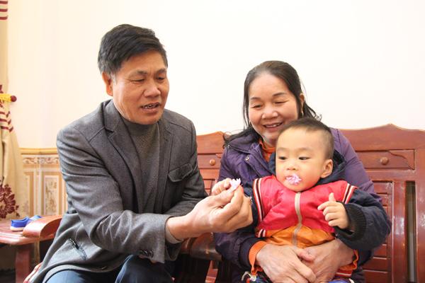 chuyen gio moi ke ve co giao sinh con o tuoi 60 nuoi con hoan toan bang sua me