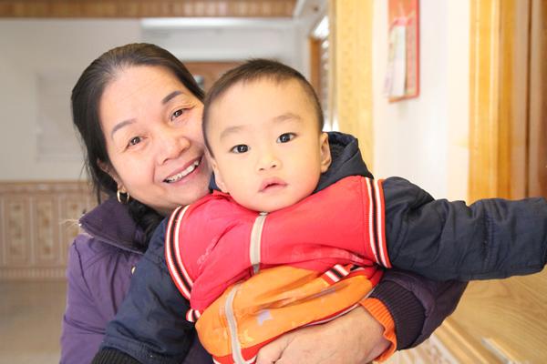 chuyen gio moi ke ve co giao sinh con o tuoi 60 nuoi con hoan toan bang sua me