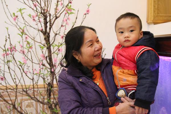 chuyen gio moi ke ve co giao sinh con o tuoi 60 nuoi con hoan toan bang sua me