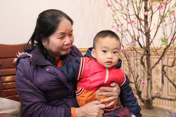 chuyen gio moi ke ve co giao sinh con o tuoi 60 nuoi con hoan toan bang sua me