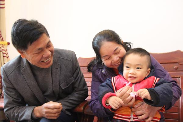 chuyen gio moi ke ve co giao sinh con o tuoi 60 nuoi con hoan toan bang sua me