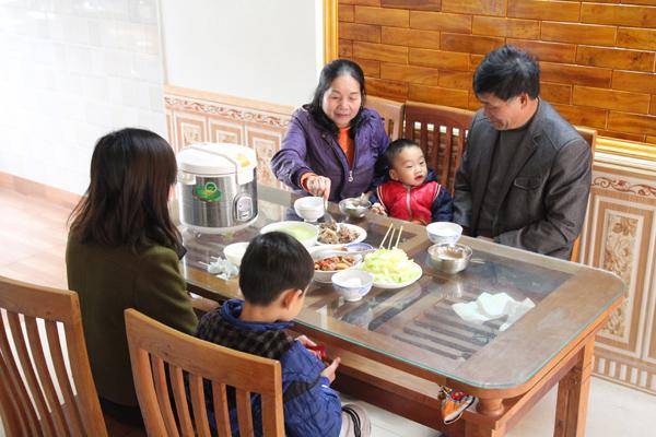 chuyen gio moi ke ve co giao sinh con o tuoi 60 nuoi con hoan toan bang sua me
