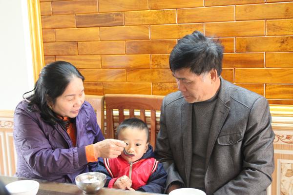 chuyen gio moi ke ve co giao sinh con o tuoi 60 nuoi con hoan toan bang sua me