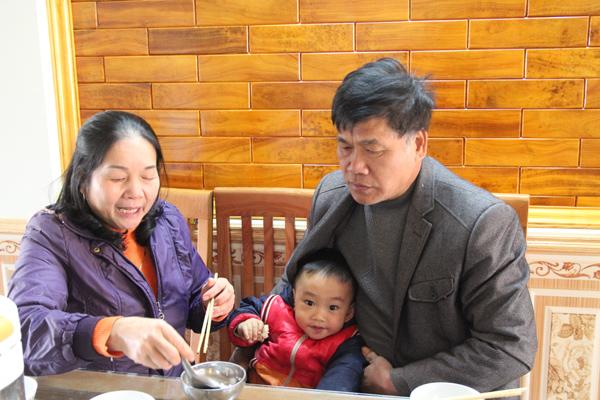 chuyen gio moi ke ve co giao sinh con o tuoi 60 nuoi con hoan toan bang sua me