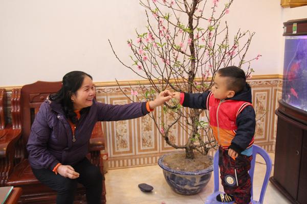chuyen gio moi ke ve co giao sinh con o tuoi 60 nuoi con hoan toan bang sua me