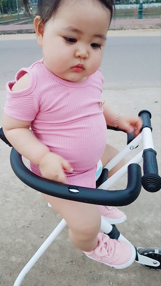 Em bé 'siêu vòng 2' gây bão mạng bởi ‘đường cong hoàn hảo’ em be sieu vong 2 gay bao mang boi duong cong hoan hao