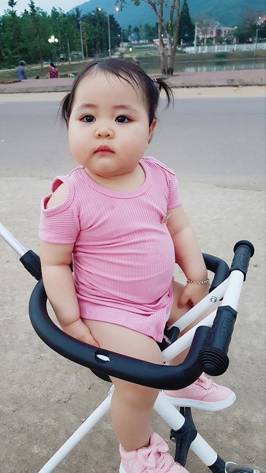 Em bé 'siêu vòng 2' gây bão mạng bởi ‘đường cong hoàn hảo’ em be sieu vong 2 gay bao mang boi duong cong hoan hao