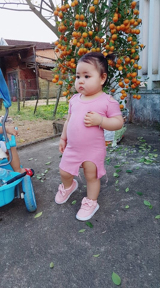 Em bé 'siêu vòng 2' gây bão mạng bởi ‘đường cong hoàn hảo’ em be sieu vong 2 gay bao mang boi duong cong hoan hao